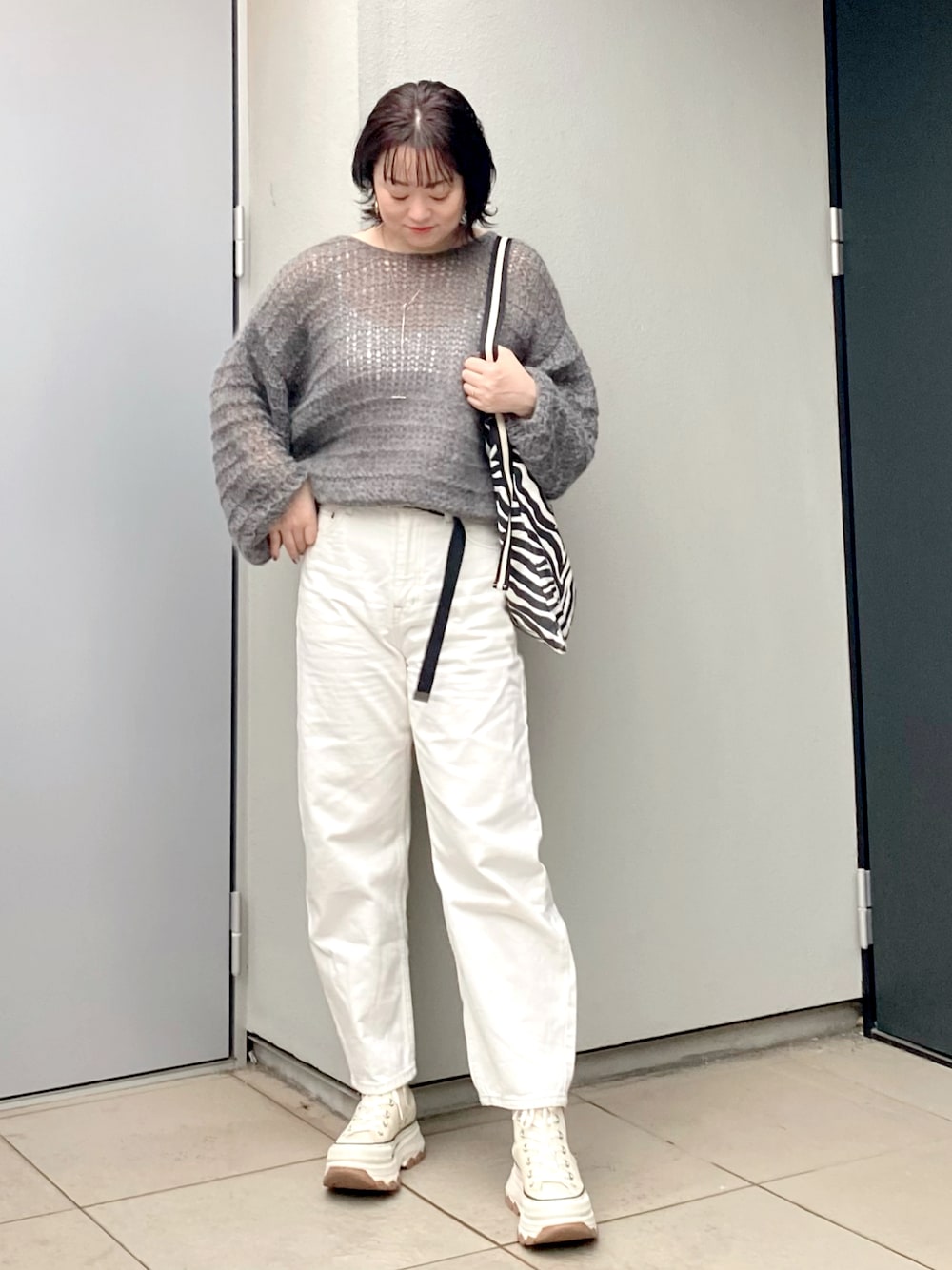 「秋コーデ、パンツコーデ、マウンテンパーカー、トレックウェーブ、コンバース、デニム、ホワイトデニム、メッシュニット、ゼブラ柄」｜「GALLARDAGALANTEのコクーンシルエットデニム（デニムパンツ、ホワイト系）」を使った、kumikoさん（レディース・165cm）の秋コーディネートの1枚目の写真