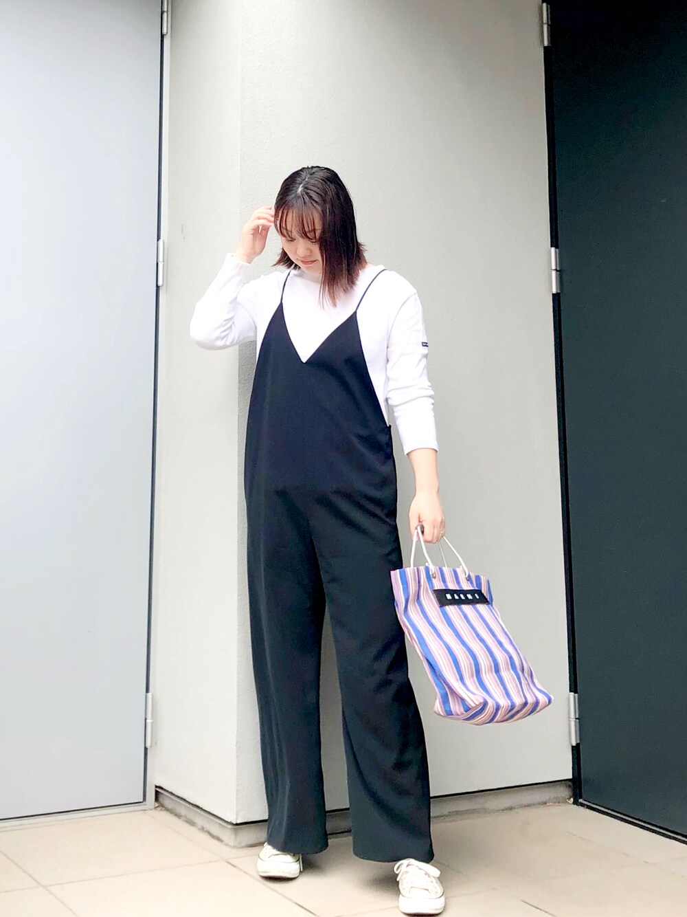 「シンプルコーデ、大人カジュアル、サロペット、オールインワン、スニーカー、コンバース、セントジェームス、春コーデ」｜「plageのキャミ オールインワン◆（つなぎ/オールインワン、ブラック系）」を使った、kumikoさん（レディース・165cm）の春コーディネートの1枚目の写真