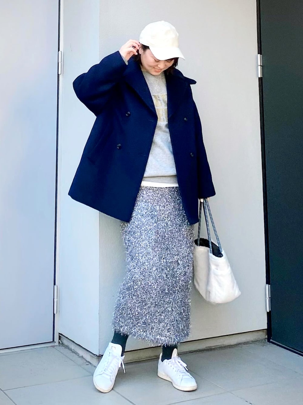「ラメスカート、ラメ、スウェット、スウェットコーデ、ロゴスウェット、スニーカー、スニーカーコーデ、キャップ女子、ピーコート、冬コーデ」｜「Spick & Spanの≪追加≫TICCA / ティッカ ピーコート 0243410232（ピーコート、ブルー系）」を使った、kumikoさん（レディース・165cm）の冬コーディネートの1枚目の写真