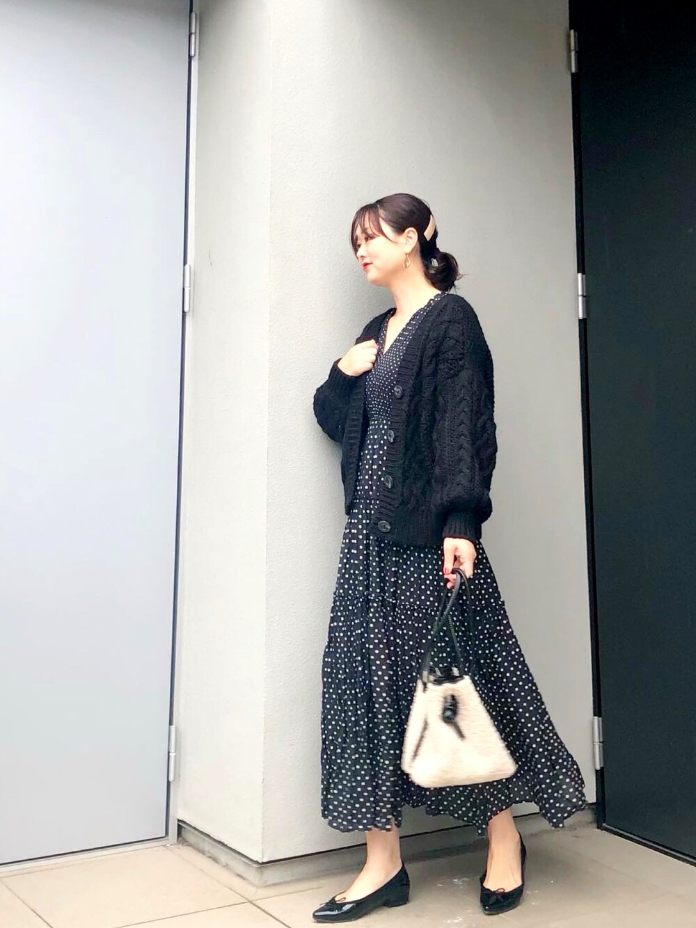 「オトナカジュアル、ワンピース、ブラックコーデ、モノトーン、バレエシューズ、VASIC、雨の日コーデ、ドット」｜「Spick & Spanのロービング ショートカーディガン◆（カーディガン/ボレロ、ブラック系）」を使った、kumikoさん（レディース・165cm）の秋コーディネートの1枚目の写真
