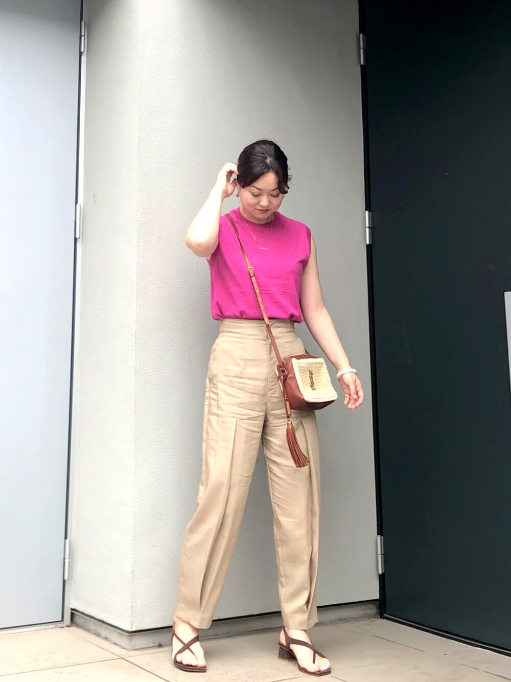「夏コーデ、ピンク、サマーニット、今日のコーデ、ベイカーパンツ、大人カジュアル、きれいめカジュアル、ベージュ」｜「IENAのコットン麻ノースリーブプルオーバー◆（ニット/セーター、ピンク系）」を使った、kumikoさん（レディース・165cm）の夏コーディネートの1枚目の写真