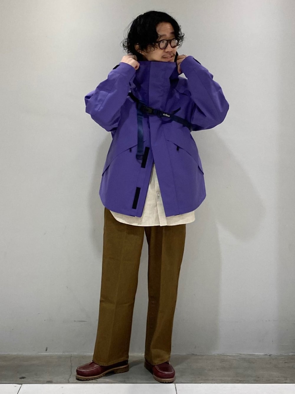 「WILD THINGSの《数量限定追加》【WILDTHINGS 別注】TOOLSTRAP DENALI JACKET/UNISEX/LONG SEASON（マウンテンパーカー、パープル系）」を使った、ADAM ET ROPE' HOMME STAFFさん（メンズ・172cm）の春コーディネートの1枚目の写真