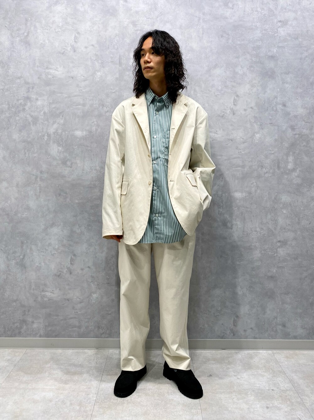 「ADAM ET ROPE'のカラーストライプ ビッグシルエット レギュラーカラー シャツ/ロングシーズン着用可能（シャツ/ブラウス、グリーン系）」を使った、ADAM ET ROPE' HOMME STAFFさん（メンズ・165cm）の冬コーディネートの1枚目の写真