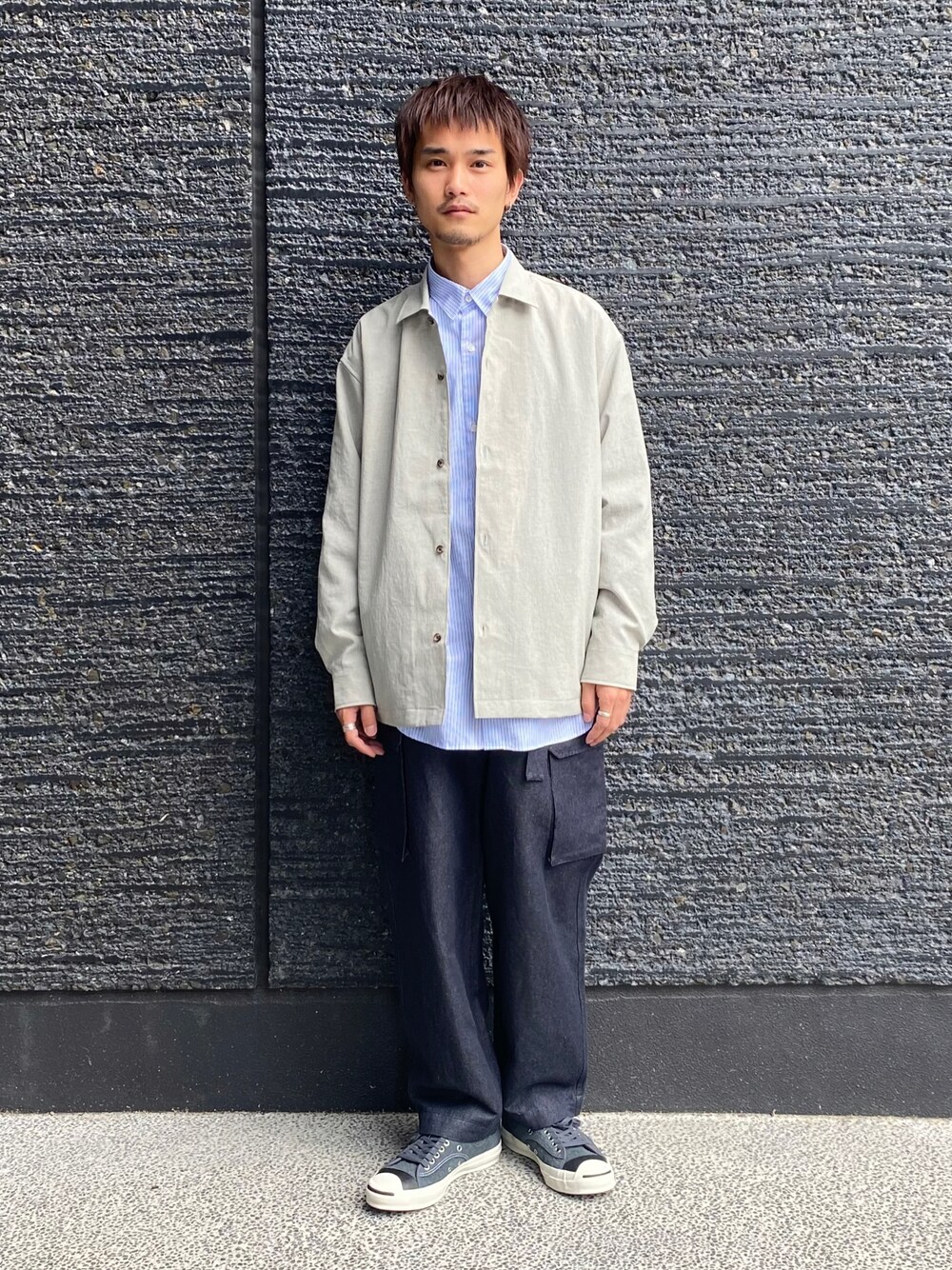 「ADAM ET ROPE'の【RIRANCHA】ワイドシルエット シャツ ジャケット/イージーケア/吸水速乾（ブルゾン、グリーン系）」を使った、ADAM ET ROPE' HOMME STAFFさん（メンズ・173cm）の春コーディネートの1枚目の写真
