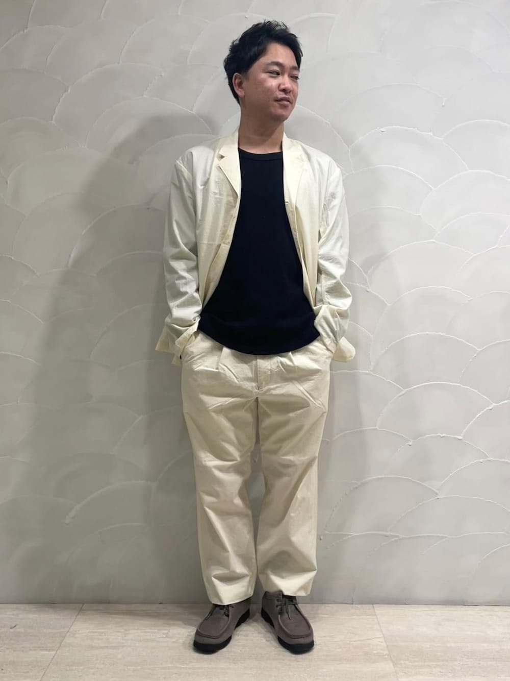「ADAM ET ROPE'の【小松マテーレ】ナイロンオックス オニベジ セットアップ / パッカブル /ユニセックス / ONOFF兼用（セットアップ、ホワイト系）」を使った、ADAM ET ROPE' HOMME STAFFさん（メンズ・166cm）の春コーディネートの1枚目の写真