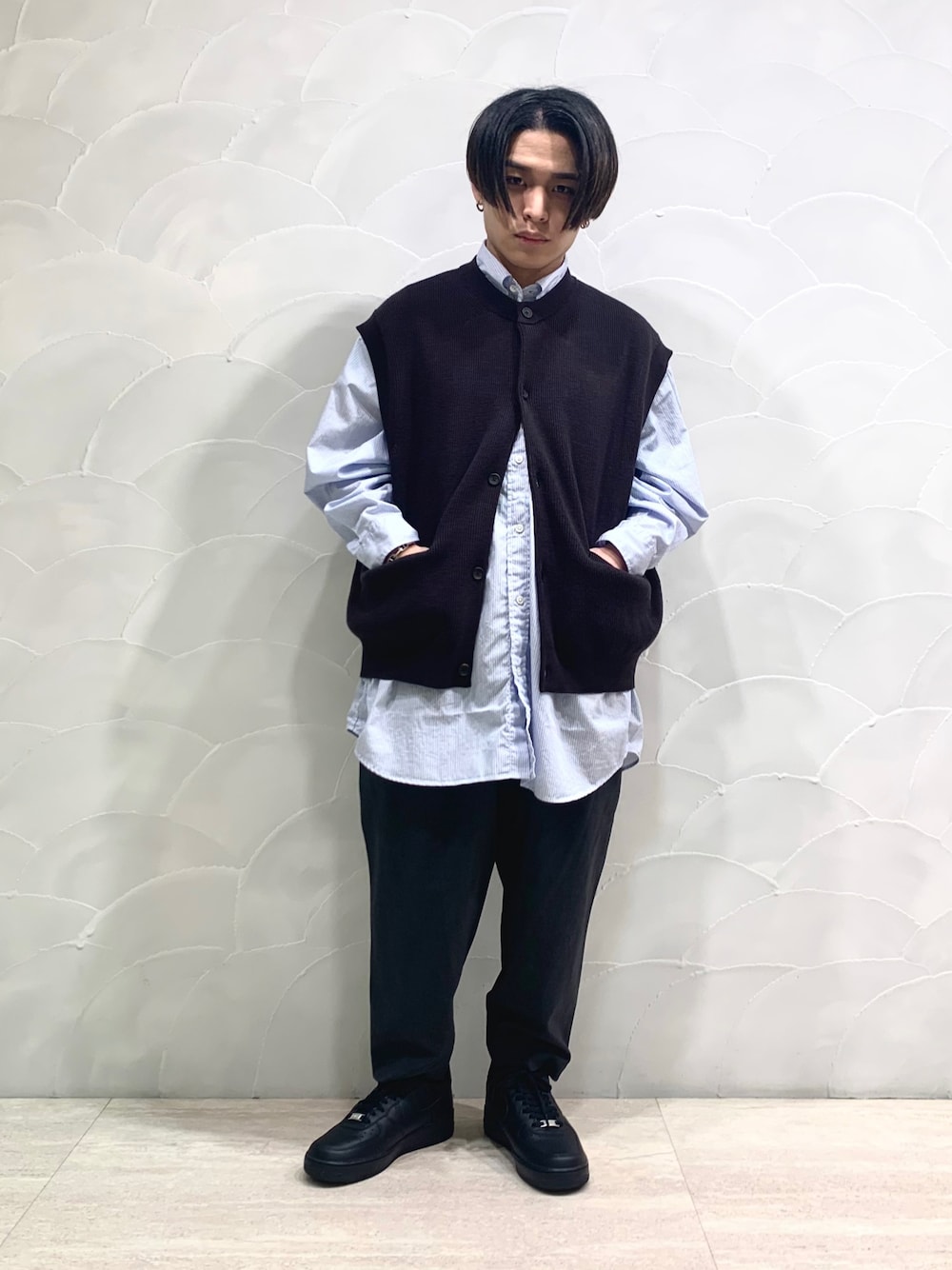 「ADAM ET ROPE'のフロントオープン クルーネックベスト/サスティナブル（ベスト、ブラック系）」を使った、ADAM ET ROPE' HOMME STAFFさん（メンズ・160cm）の春コーディネートの1枚目の写真