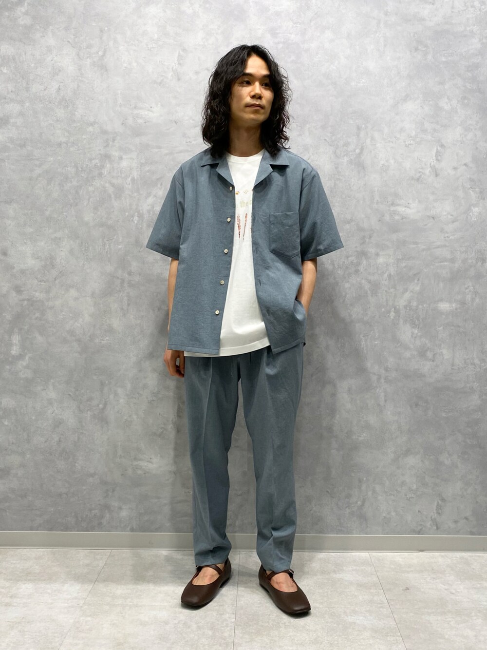 「ADAM ET ROPE'の《2点セット》【RIRANCHA】オープンカラーシャツ＆イージーパンツ セットアップ/イージーケア/吸水速乾（セットアップ、ブルー系）」を使った、ADAM ET ROPE' HOMME STAFFさん（メンズ・165cm）の冬コーディネートの1枚目の写真