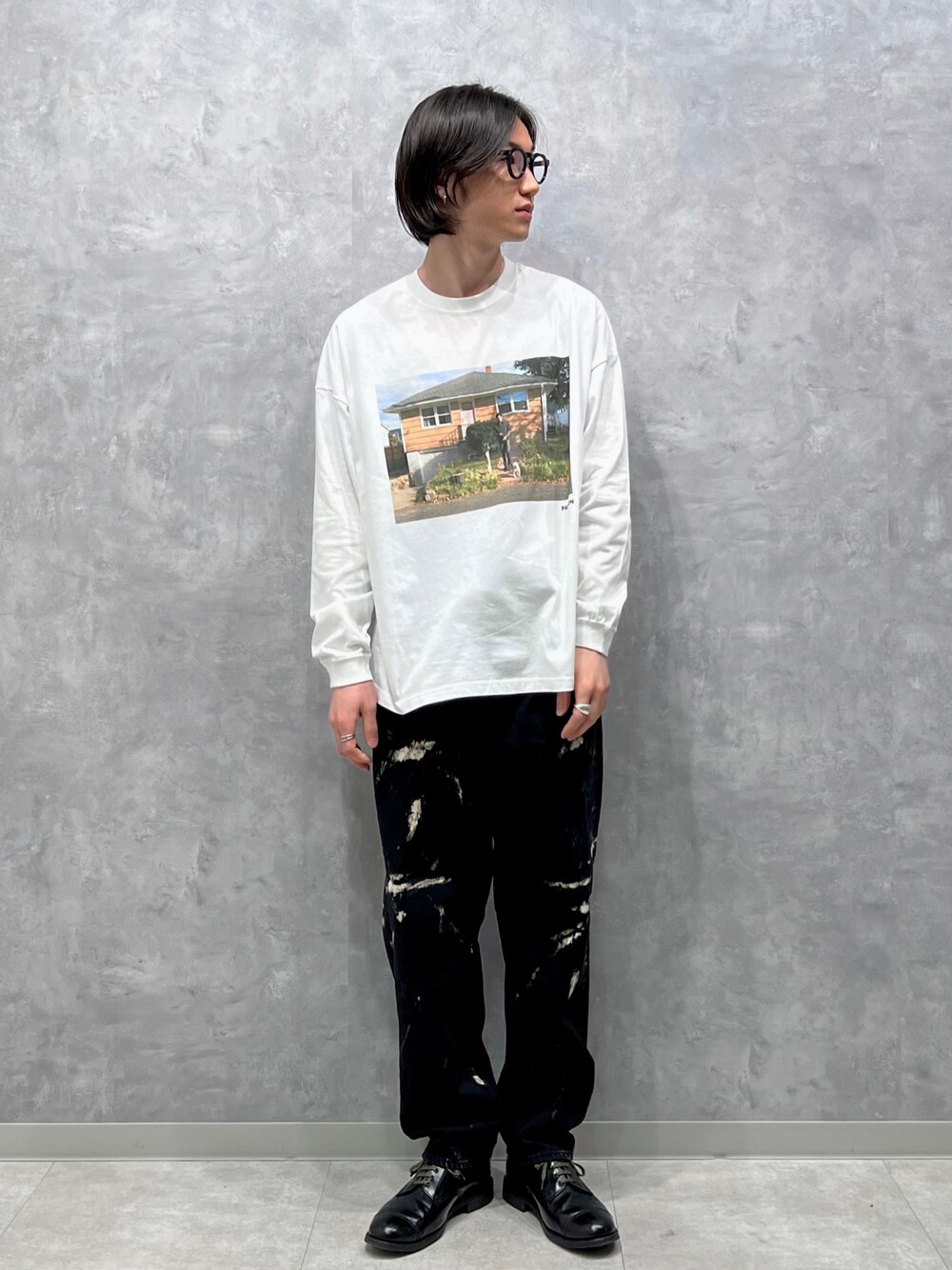 「ADAM ET ROPE'の【JIM JARMUSCH×10C】MOVIE PHOTO LONG SLEEVES/ジム・ジャームッシュ（Tシャツ/カットソー、ホワイト系）」を使った、ADAM ET ROPE' HOMME STAFFさん（メンズ・172cm）の春コーディネートの1枚目の写真
