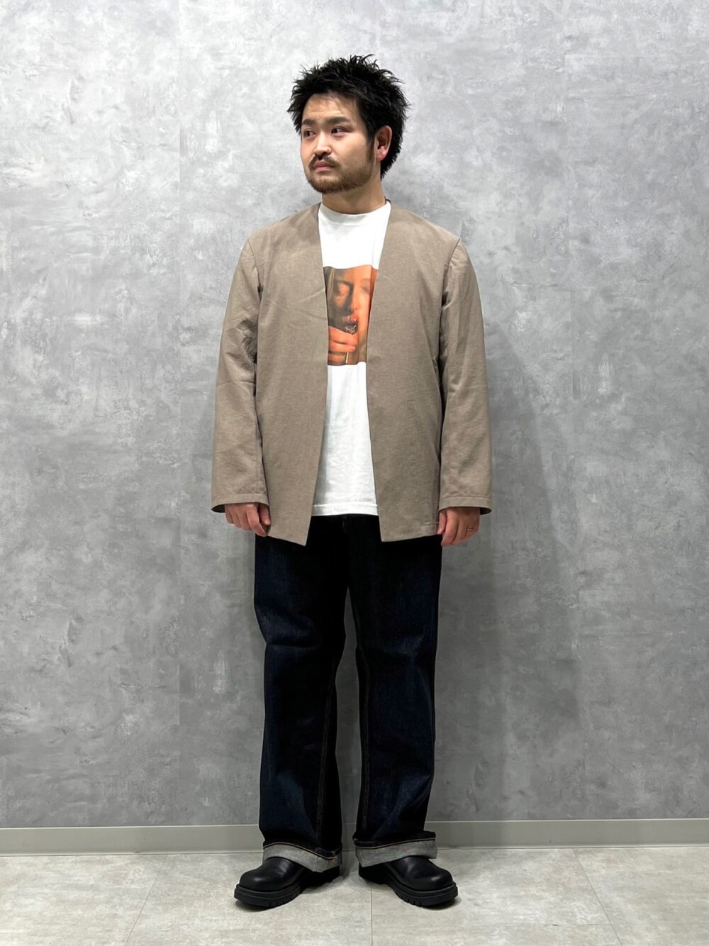 「ADAM ET ROPE'の【2点セット】RIRANCHA セットアップ / ノーカラージャケット＆イージーパンツ / イージーケア / ユニセックス / 吸水速乾（セットアップ、ベージュ系）」を使った、ADAM ET ROPE' HOMME STAFFさん（メンズ・168cm）の春コーディネートの1枚目の写真