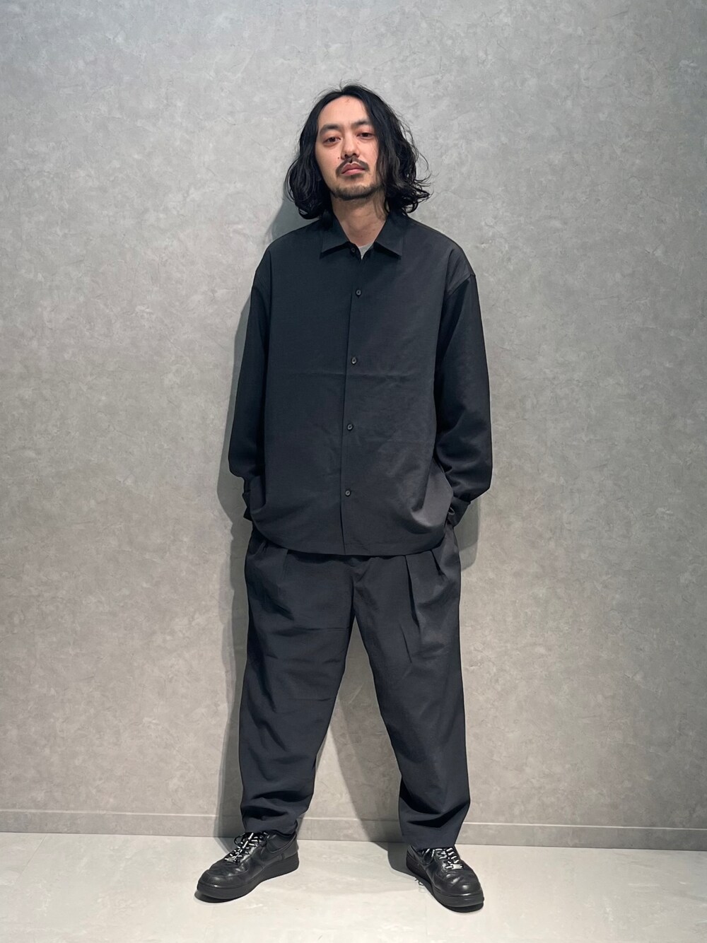 「ADAM ET ROPE'の【RIRANCHA】ワイド テーパード アンクルパンツ/イージーケア/吸水速乾（スラックス、グリーン系）」を使った、ADAM ET ROPE' HOMME STAFFさん（メンズ・171cm）の春コーディネートの1枚目の写真