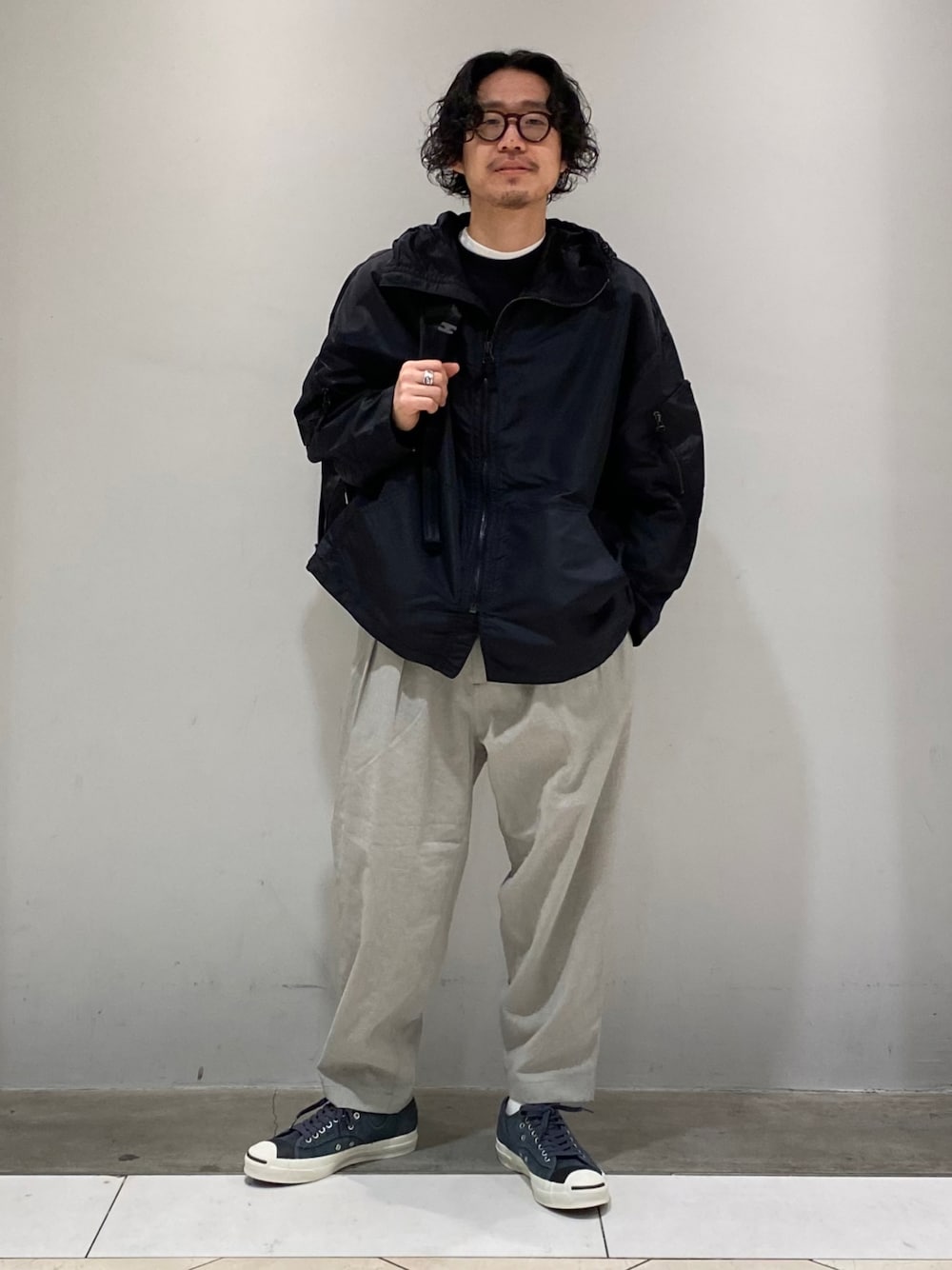 「WILD LIFE TAILOR Adam et Rope'の【WILD LIFE TAILOR】ナイロンオックス フード ショート オーバー ブルゾン（ブルゾン、ブラック系）」を使った、ADAM ET ROPE' HOMME STAFFさん（メンズ・172cm）の春コーディネートの1枚目の写真