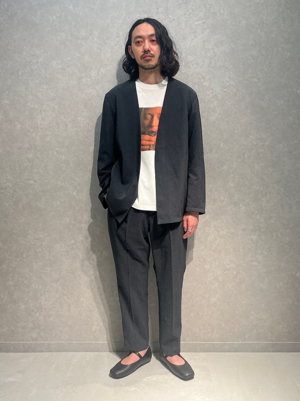 「ADAM ET ROPE'の【JIM JARMUSCH×10C】MOVIE PHOTO LONG SLEEVES/ジム・ジャームッシュ（Tシャツ/カットソー、ホワイト系）」を使った、ADAM ET ROPE' HOMME STAFFさん（メンズ・171cm）の春コーディネートの1枚目の写真