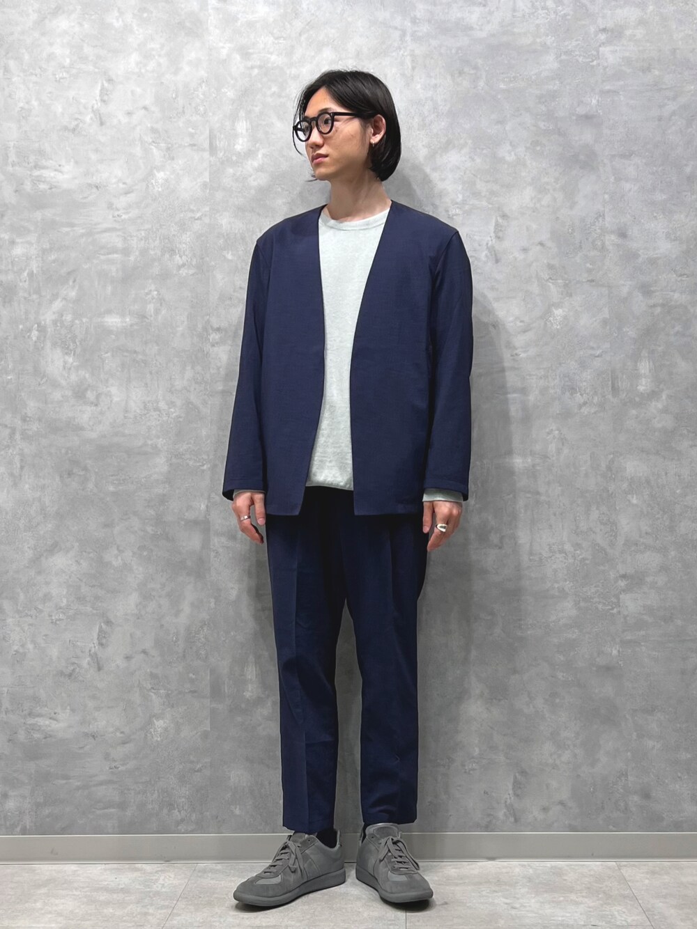 「ADAM ET ROPE'の《2点セット》【RIRANCHA】ノーカラージャケット＆イージーパンツ セットアップ/イージーケア/吸水速乾（セットアップ、ブルー系）」を使った、ADAM ET ROPE' HOMME STAFFさん（メンズ・172cm）の冬コーディネートの1枚目の写真