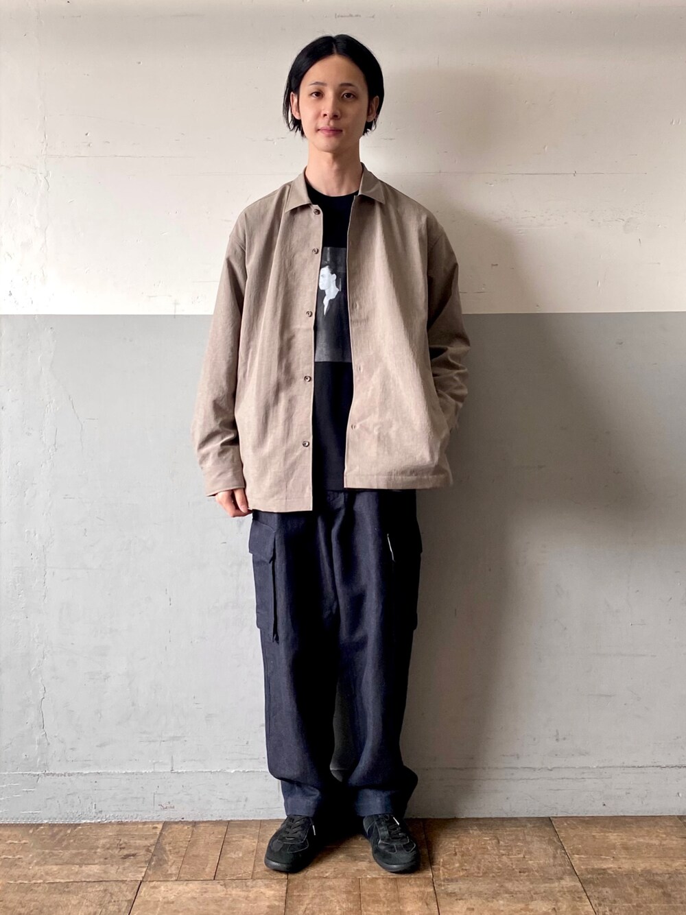 「ADAM ET ROPE'の【RIRANCHA】ワイドシルエット シャツ ジャケット / イージーケア / ユニセックス / 吸水速乾（ブルゾン、ベージュ系）」を使った、ADAM ET ROPE' HOMME STAFFさん（メンズ・178cm）の春コーディネートの1枚目の写真