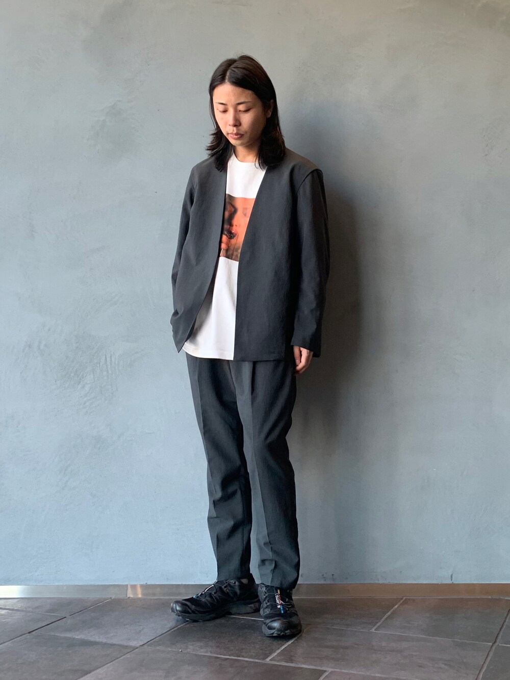 「ADAM ET ROPE'の《2点セット》【RIRANCHA】ノーカラージャケット＆イージーパンツ セットアップ/イージーケア/吸水速乾（セットアップ、ブラック系）」を使った、ADAM ET ROPE' HOMME STAFFさん（メンズ・170cm）の春コーディネートの1枚目の写真
