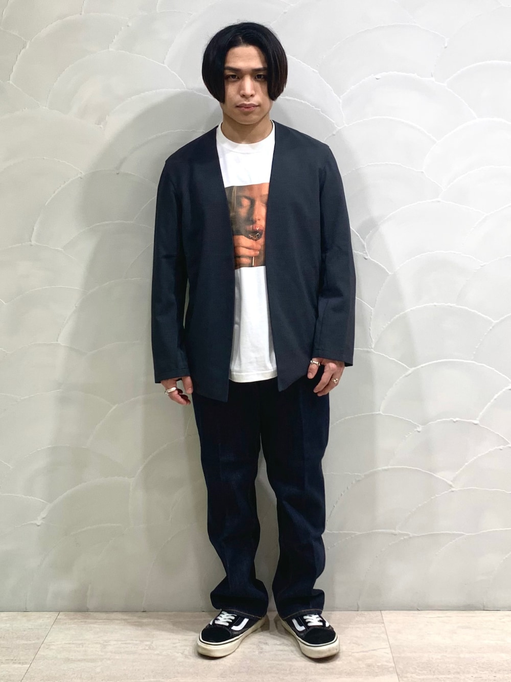 「ADAM ET ROPE'の【JIM JARMUSCH×10C】MOVIE PHOTO LONG SLEEVES / ジム・ジャームッシュ（Tシャツ/カットソー、ホワイト系）」を使った、ADAM ET ROPE' HOMME STAFFさん（メンズ・160cm）の春コーディネートの1枚目の写真