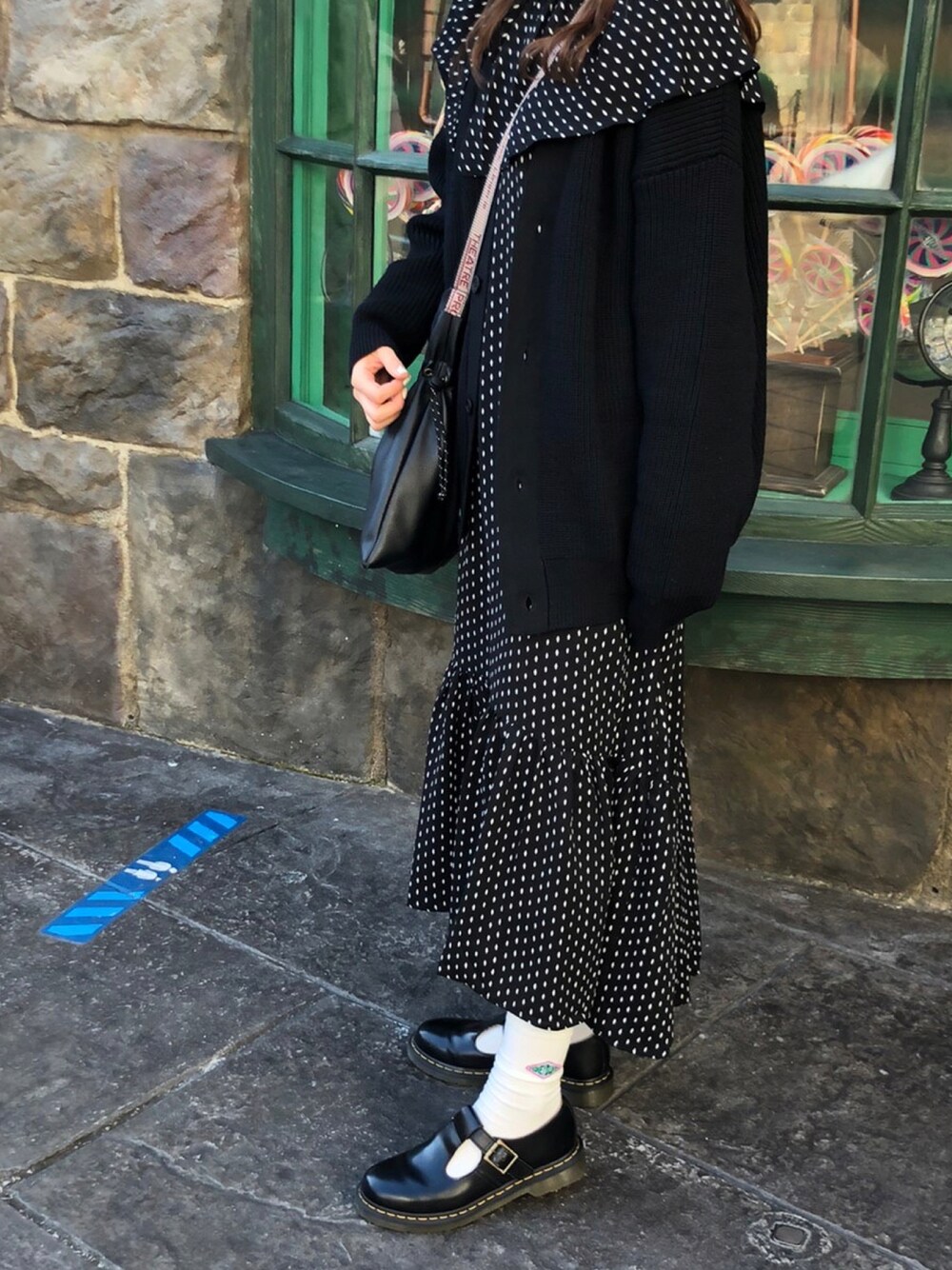 「きれいめカジュアル、カジュアル、冬コーデ、大人ガーリー、カーディガン、ショルダーバッグ、ワンピース、ドット、Dr.Martens、シアタープロダクツ(THEATRE PRODUCTS)、クリスマスに着たい服、巾着バッグ」｜「niko and...の三杢BIGVネックニットカーディガン（カーディガン/ボレロ、ブラック系）」を使った、モヤモヤさん（レディース・165cm）の冬コーディネートの1枚目の写真