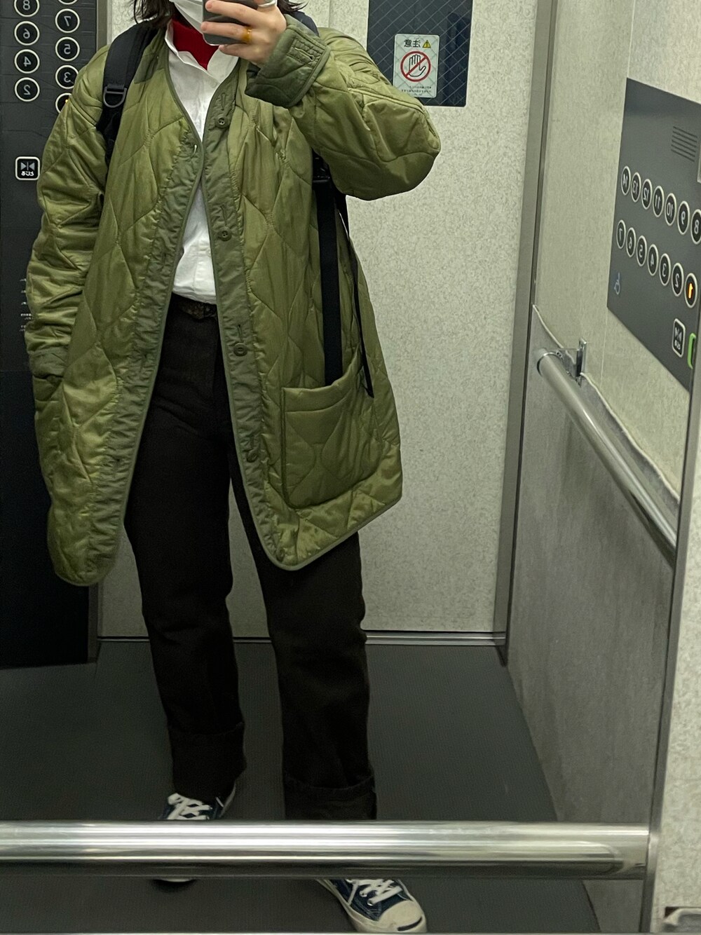 ブルー系のスニーカー、レッド系のニット/セーターを着用したレディースの冬コーディネートの1枚目の写真