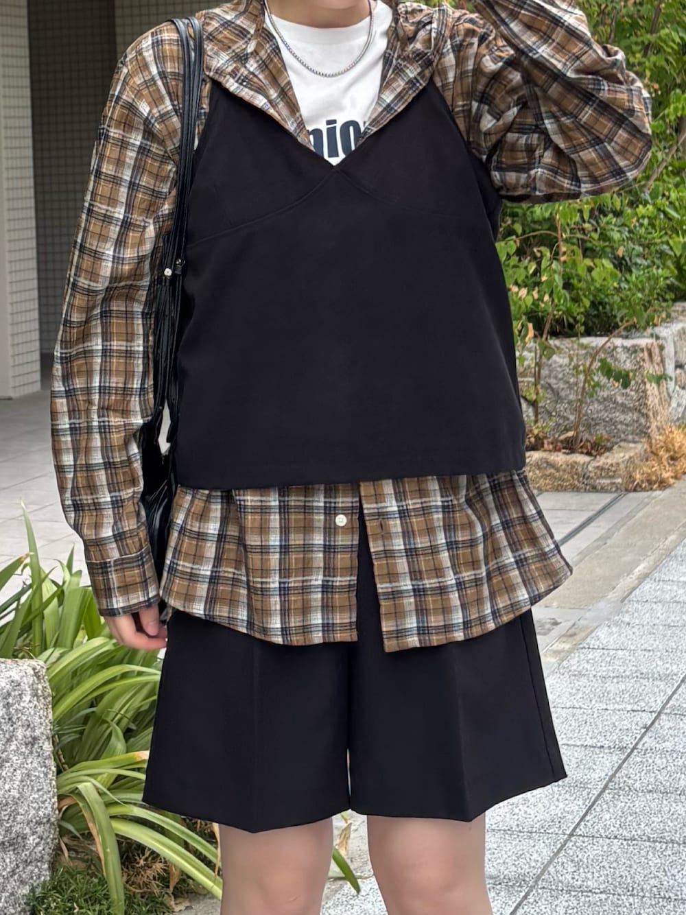 ベージュ系のシャツ/ブラウス、ブラック系のその他パンツ、ブラウン系のシャツ/ブラウスを着用したレディースの秋コーディネートの1枚目の写真