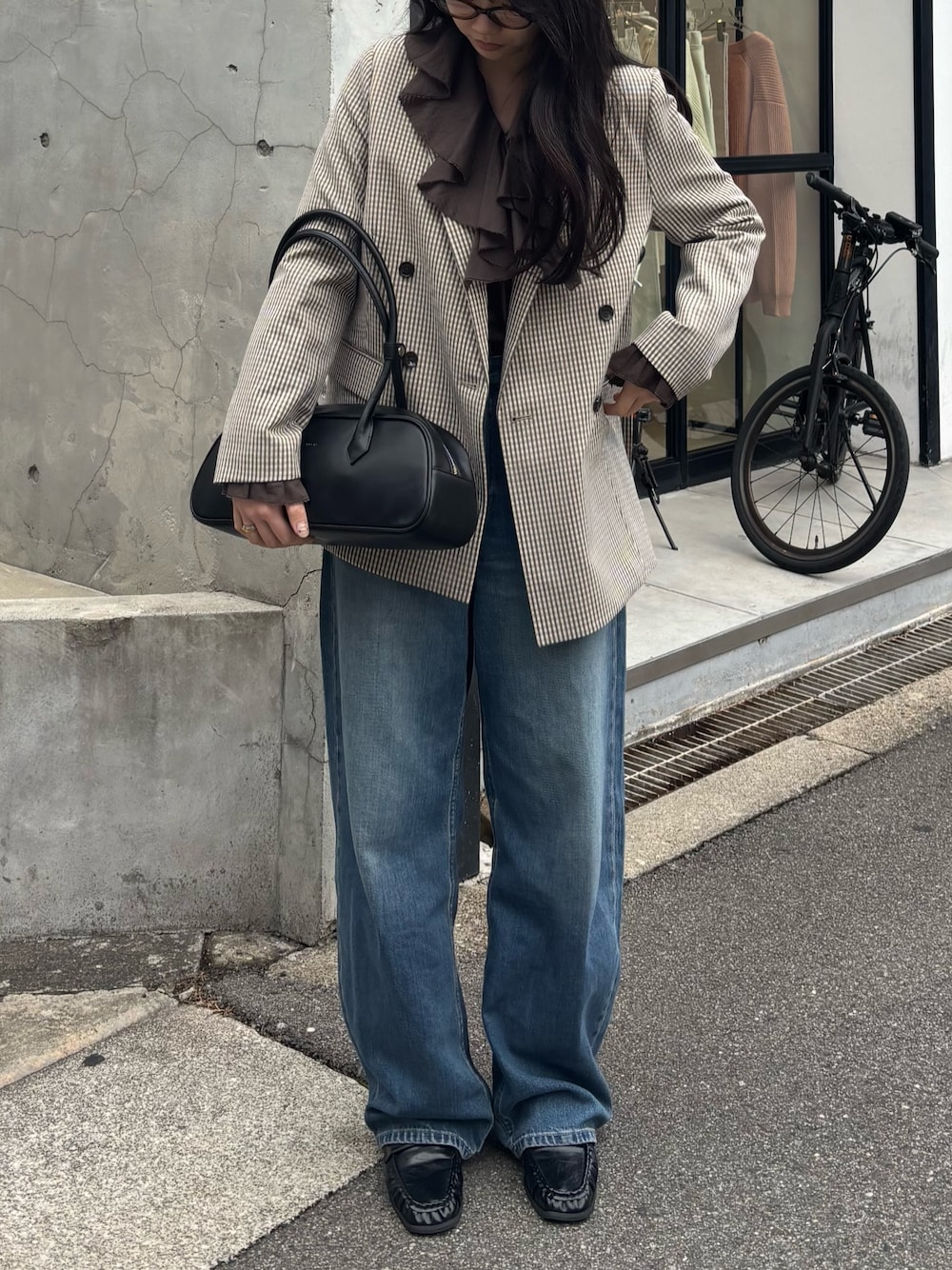 ベージュ系のテーラードジャケット、ブラウン系のシャツ/ブラウス、ブラック系のローファーを着用したレディースの春コーディネートの1枚目の写真