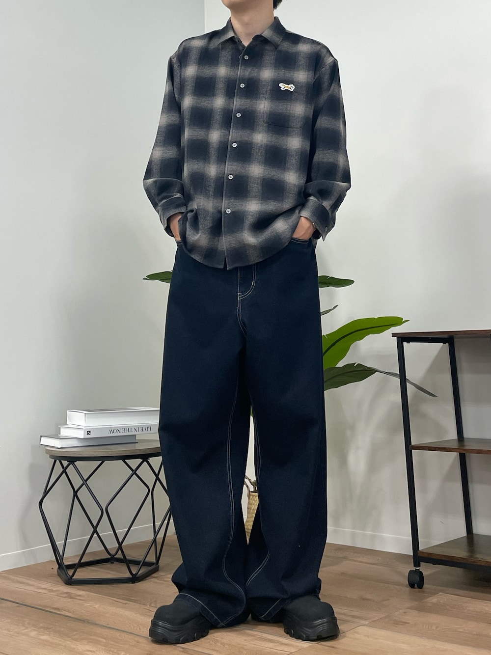 ブラック系のシャツ/ブラウス、ブルー系のデニムパンツ、ブラック系のスニーカーを着用したメンズの秋コーディネートの1枚目の写真