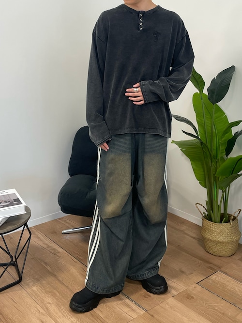 MONO-MART週一朝マックさんのTシャツ/カットソー「【Alfred Alex】ヴィンテージライクパウダーブリーチ加工ワンポイント刺繍ヘンリーネックロンT(Alfred Alex|アルフレッドアレックス)」を使ったコーディネート