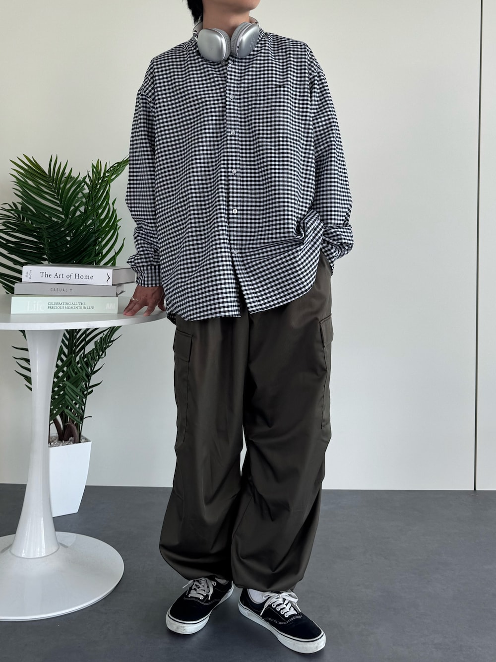 ブラック系のシャツ/ブラウス、グリーン系のカーゴパンツを着用したメンズの夏コーディネートの1枚目の写真