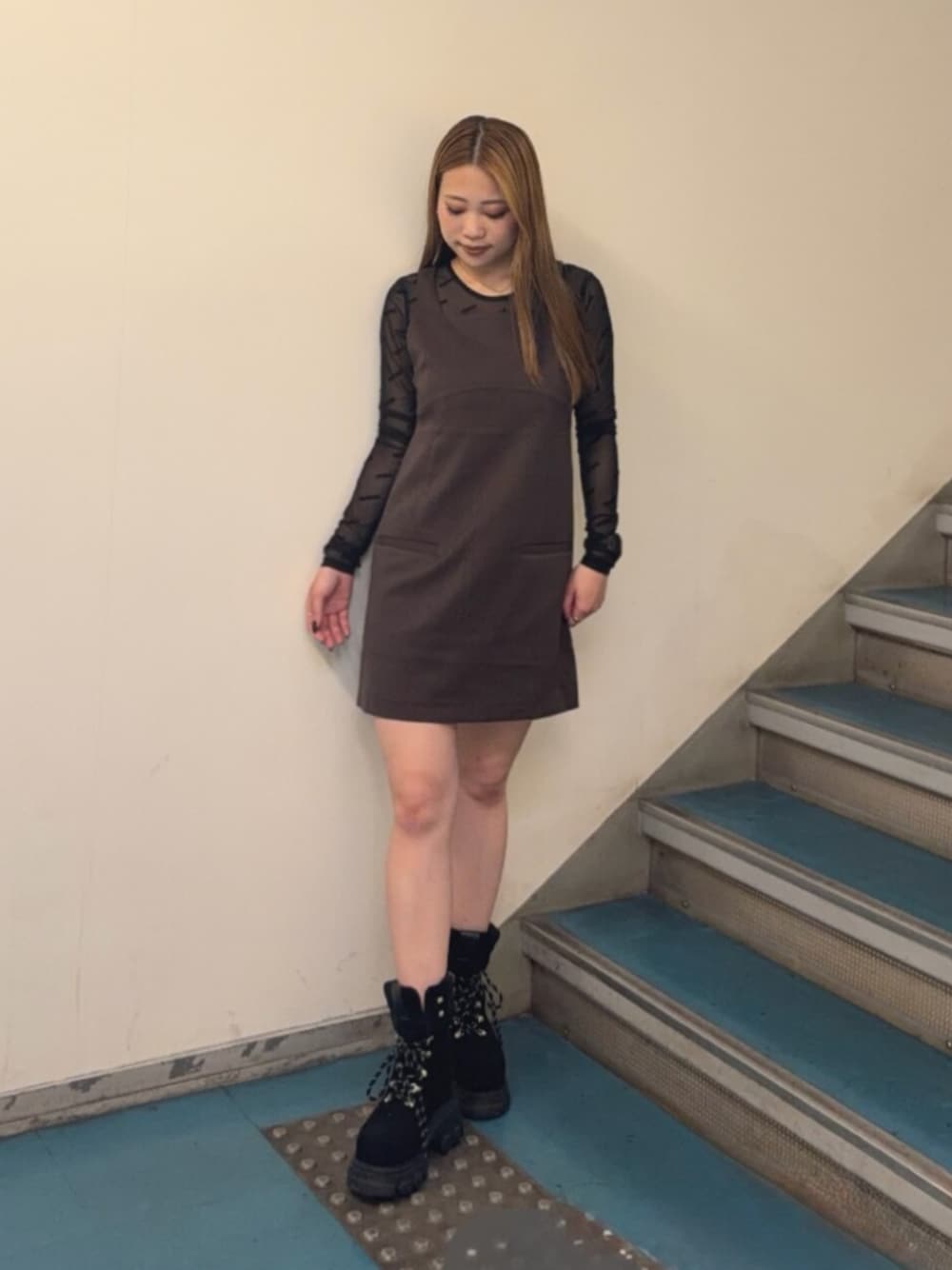 ブラック系のブーツ、ブラック系のTシャツ/カットソー、ブラウン系のワンピースを着用したレディースの秋コーディネートの1枚目の写真