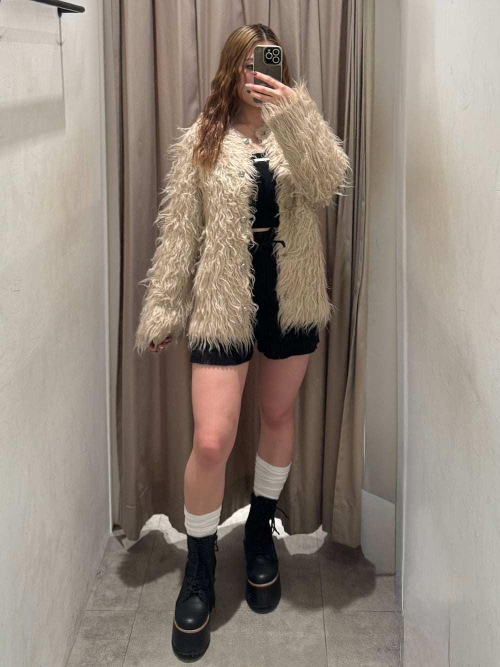 ブラック系のその他パンツ、ベージュ系のニット/セーター、ブラック系のブーツを着用したレディースの秋コーディネートの1枚目の写真