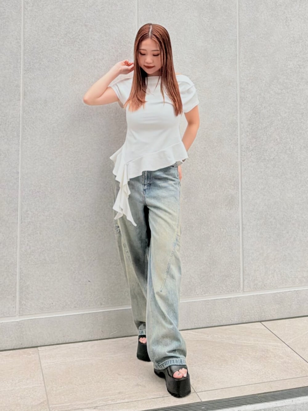 ブラック系のブーツ、ブルー系のデニムパンツ、ホワイト系のTシャツ/カットソーを着用したレディースの夏コーディネートの1枚目の写真
