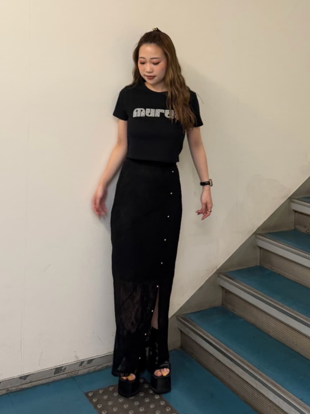 ブラック系のブーツ、ブラック系のTシャツ/カットソー、ブラック系のスカートを着用したレディースの夏コーディネートの1枚目の写真