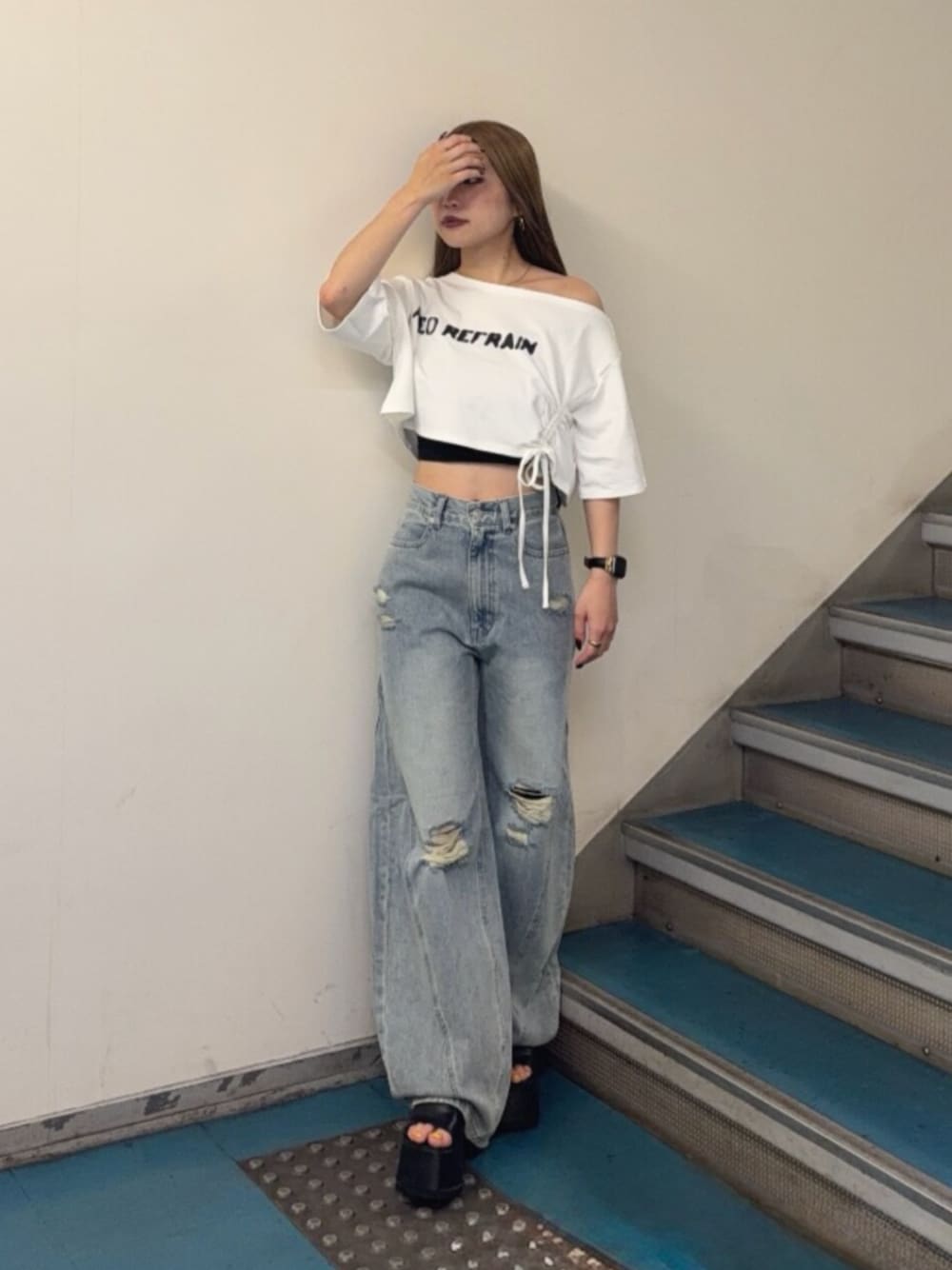 ブルー系のデニムパンツ、ブラック系のブーツ、ホワイト系のTシャツ/カットソーを着用したレディースの夏コーディネートの1枚目の写真