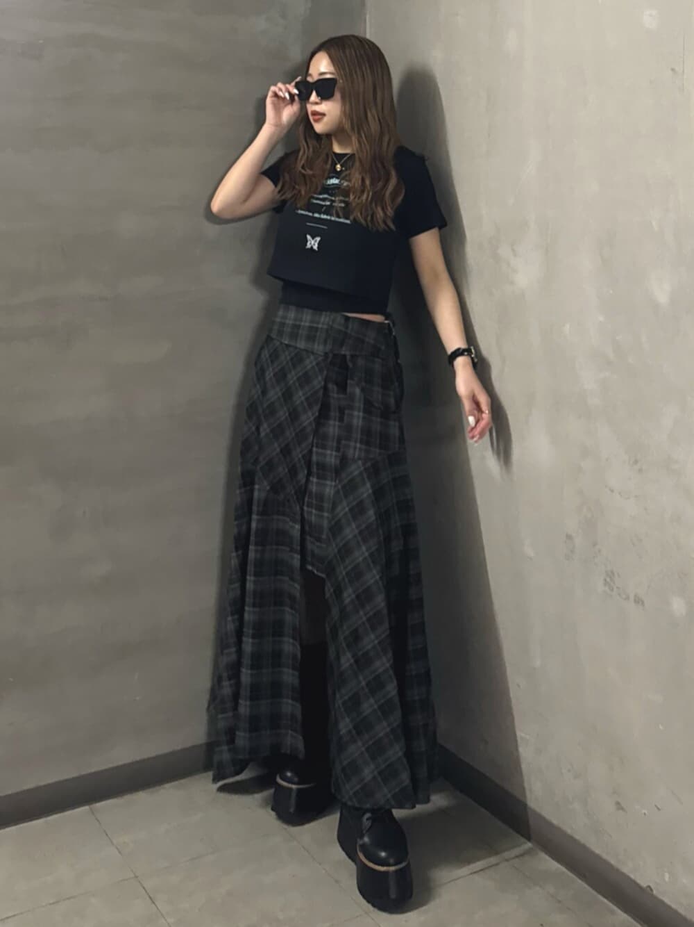 ブラック系のブーツ、ブラック系のワンピース、ブラック系のTシャツ/カットソーを着用したレディースの春コーディネートの1枚目の写真