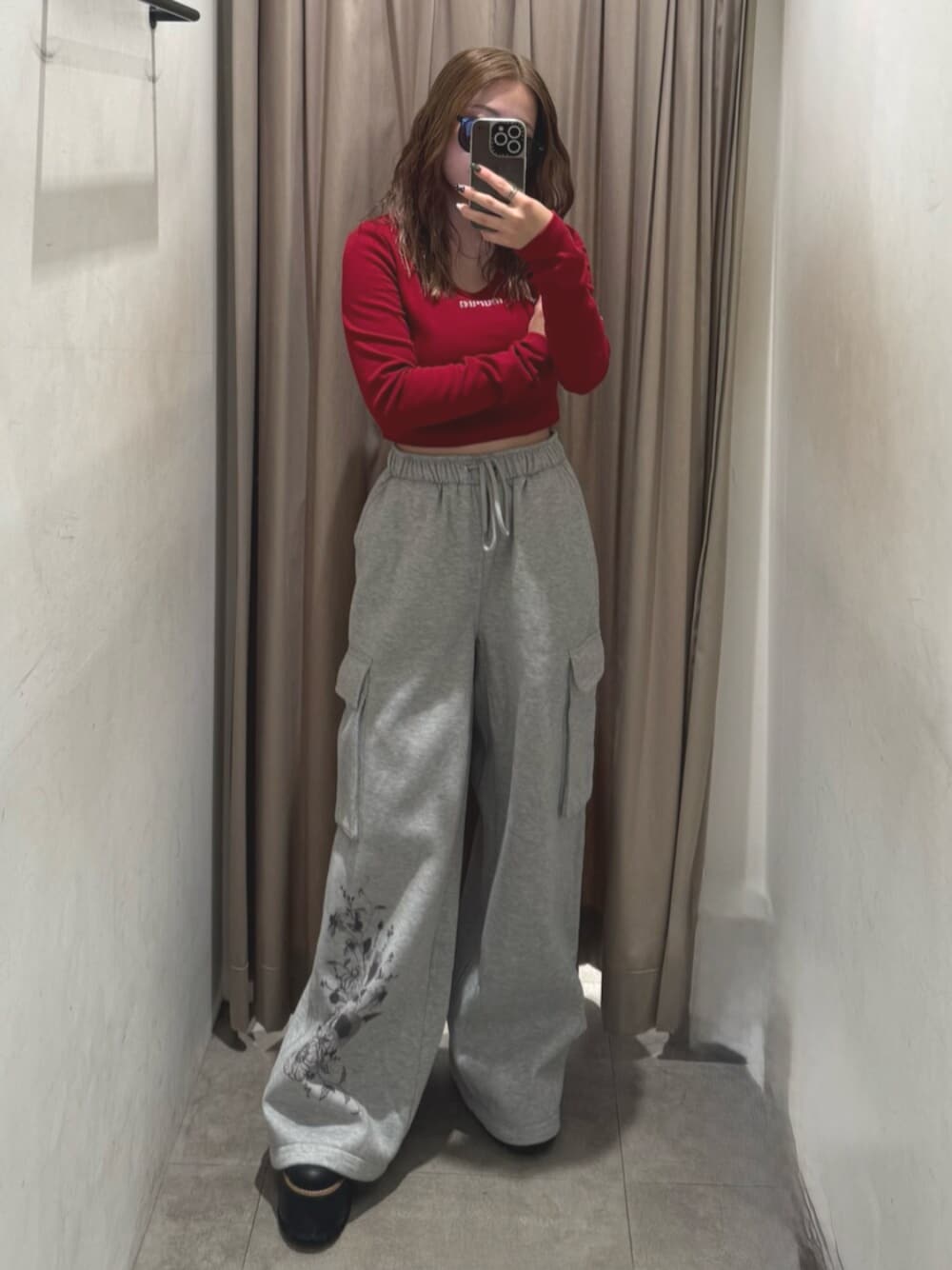 ブラック系のブーツ、グレー系のスウェットパンツ、レッド系のTシャツ/カットソーを着用したレディースの秋コーディネートの1枚目の写真