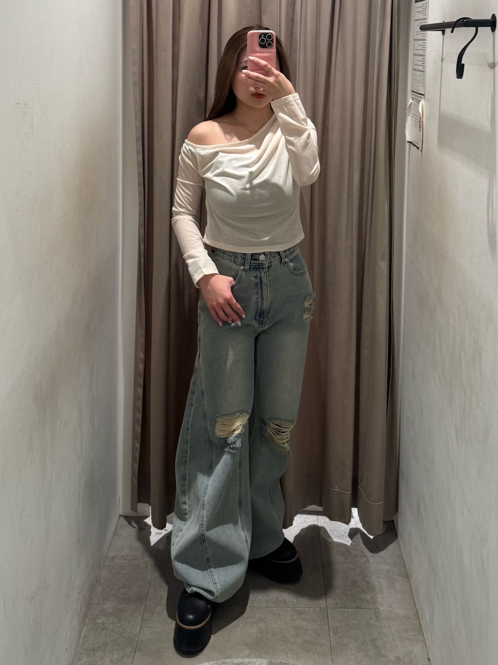 ブルー系のデニムパンツ、ホワイト系のTシャツ/カットソー、ブラック系のブーツを着用したレディースの春コーディネートの1枚目の写真