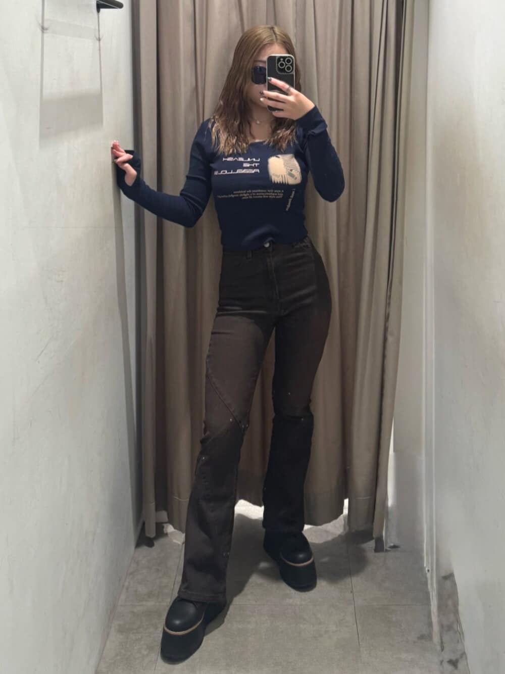 ブラック系のブーツ、ブラウン系のデニムパンツ、ブルー系のTシャツ/カットソーを着用したレディースの秋コーディネートの1枚目の写真