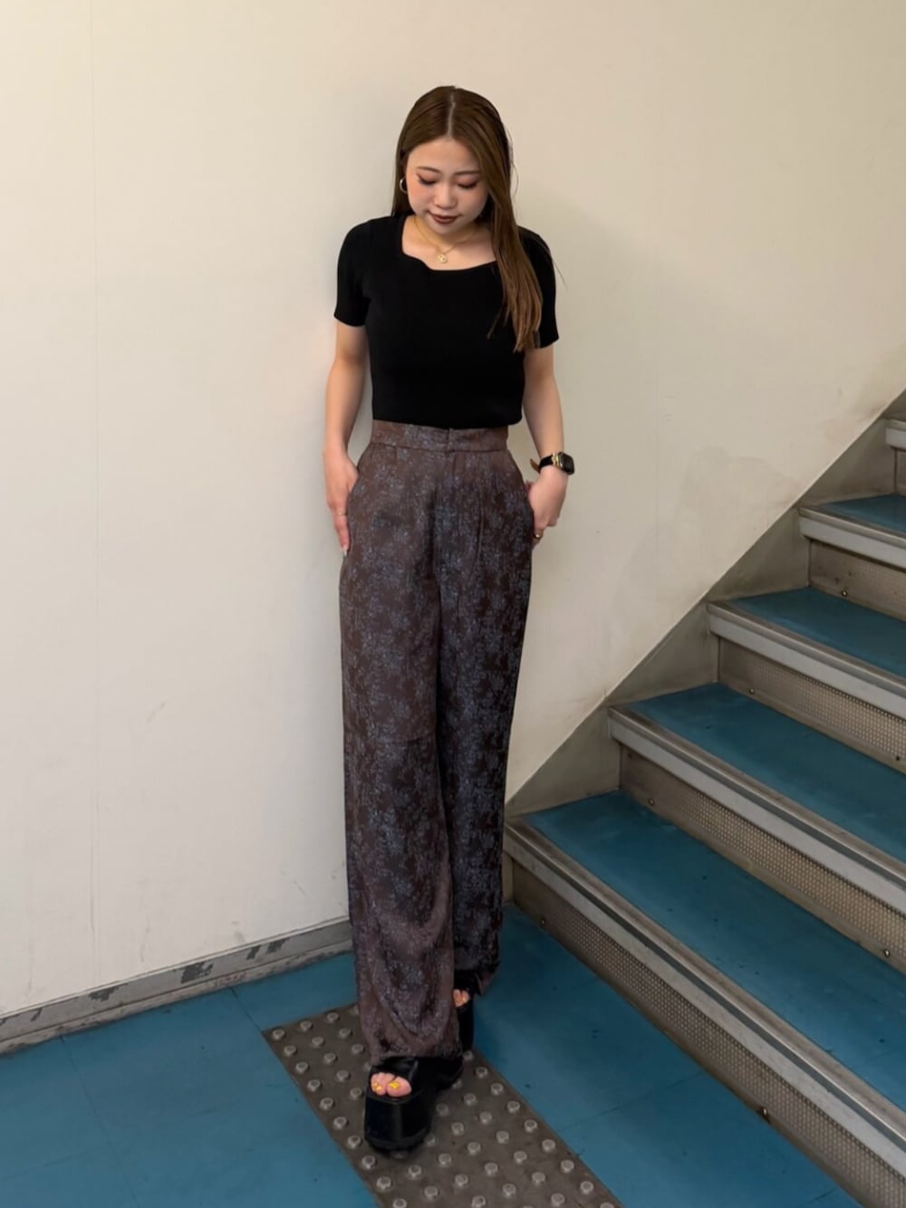 ブラック系のブーツ、ブラウン系のその他パンツ、ブラック系のニット/セーターを着用したレディースの夏コーディネートの1枚目の写真