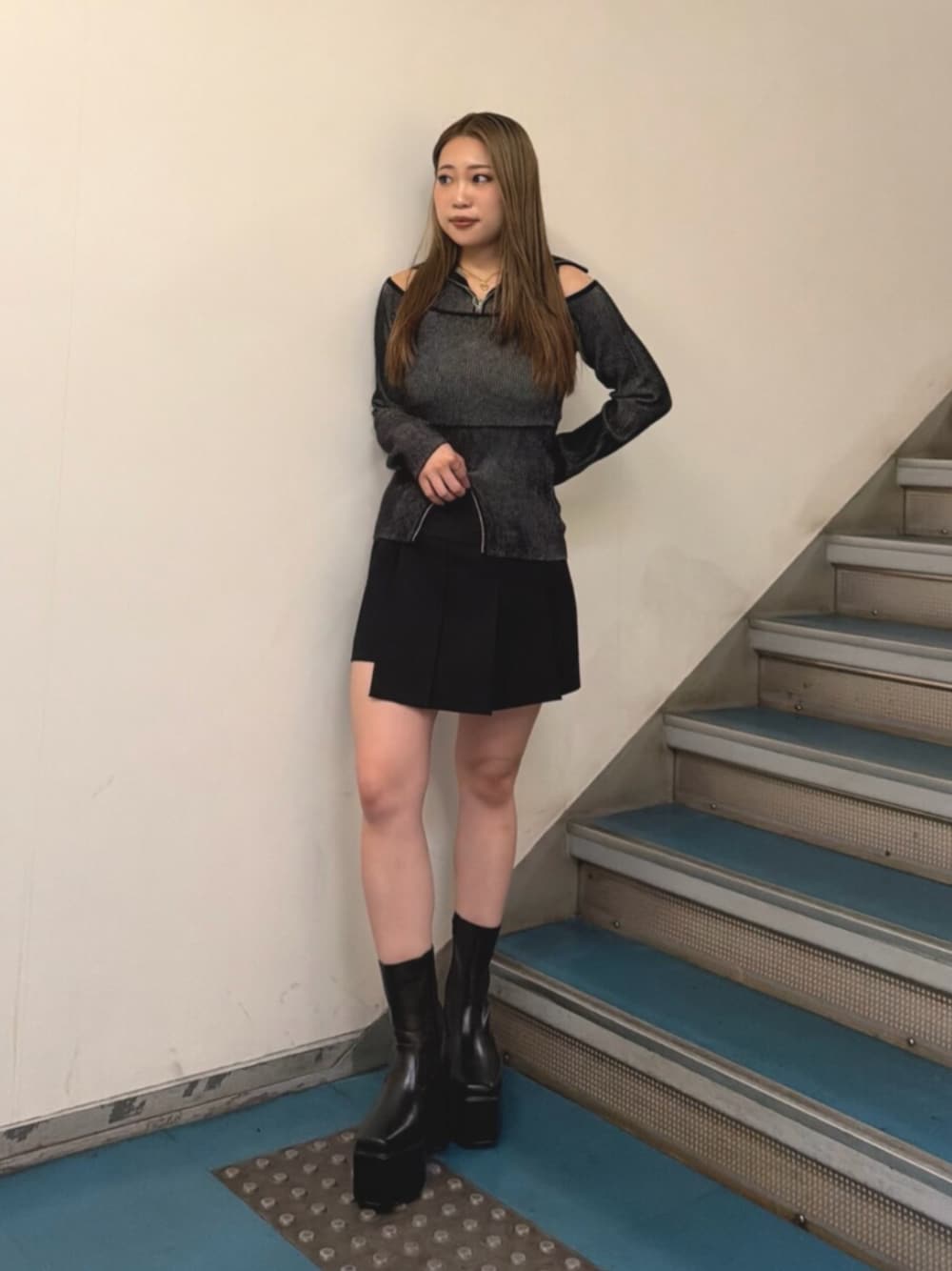 ブラック系のその他パンツ、その他のニット/セーター、ブラック系のブーツを着用したレディースの秋コーディネートの1枚目の写真