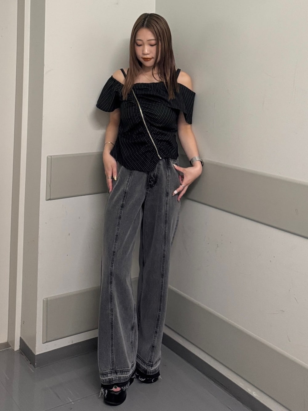 ブラック系のシャツ/ブラウス、ブラック系のデニムパンツ、ブラック系のサンダルを着用したレディースの夏コーディネートの1枚目の写真