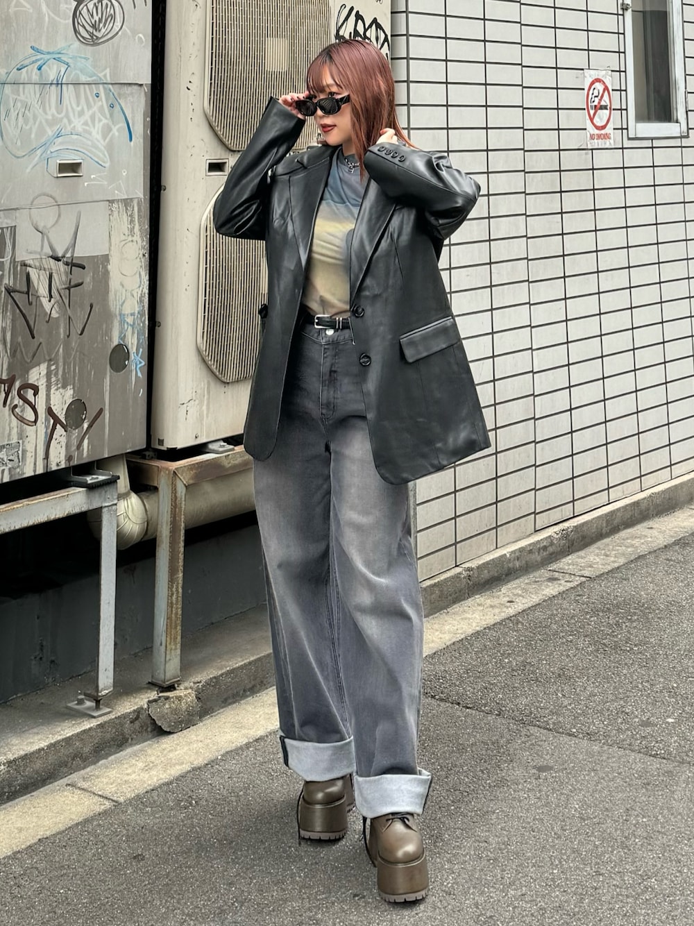ブラック系のテーラードジャケット、その他のTシャツ/カットソー、グレー系のデニムパンツを着用したレディースの夏コーディネートの1枚目の写真