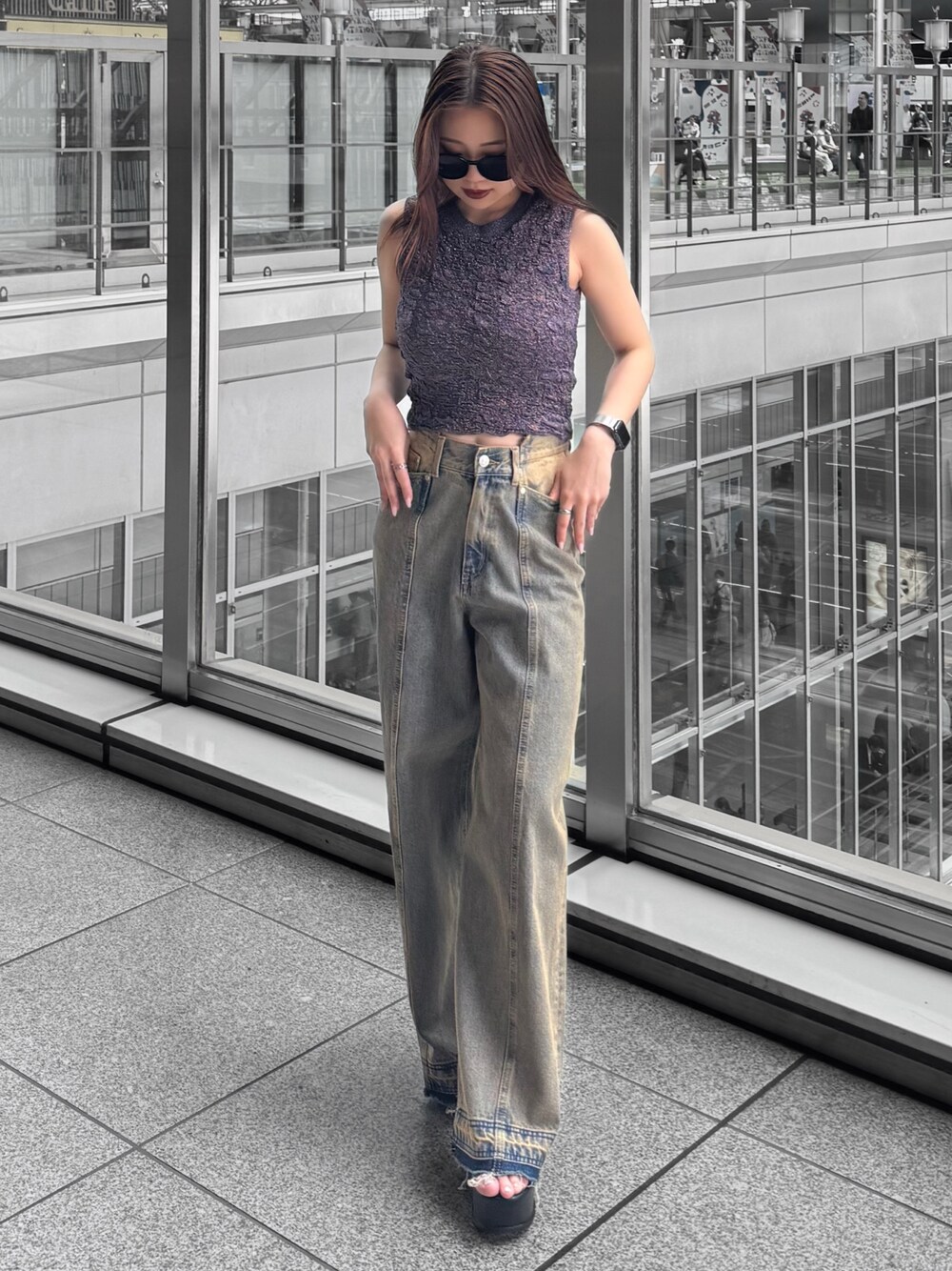 オレンジ系のタンクトップ、その他のデニムパンツ、ブラック系のサンダルを着用したレディースの春コーディネートの1枚目の写真