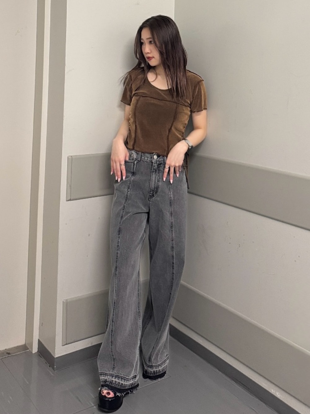ブラウン系のTシャツ/カットソー、ブラック系のデニムパンツ、ブラック系のサンダルを着用したレディースの春コーディネートの1枚目の写真