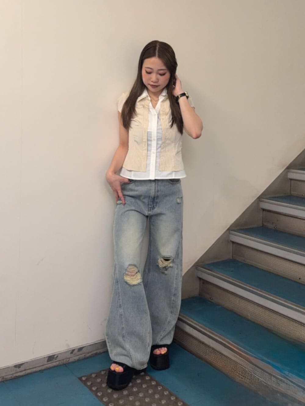 ブルー系のデニムパンツ、ブラック系のブーツ、イエロー系のシャツ/ブラウスを着用したレディースの夏コーディネートの1枚目の写真