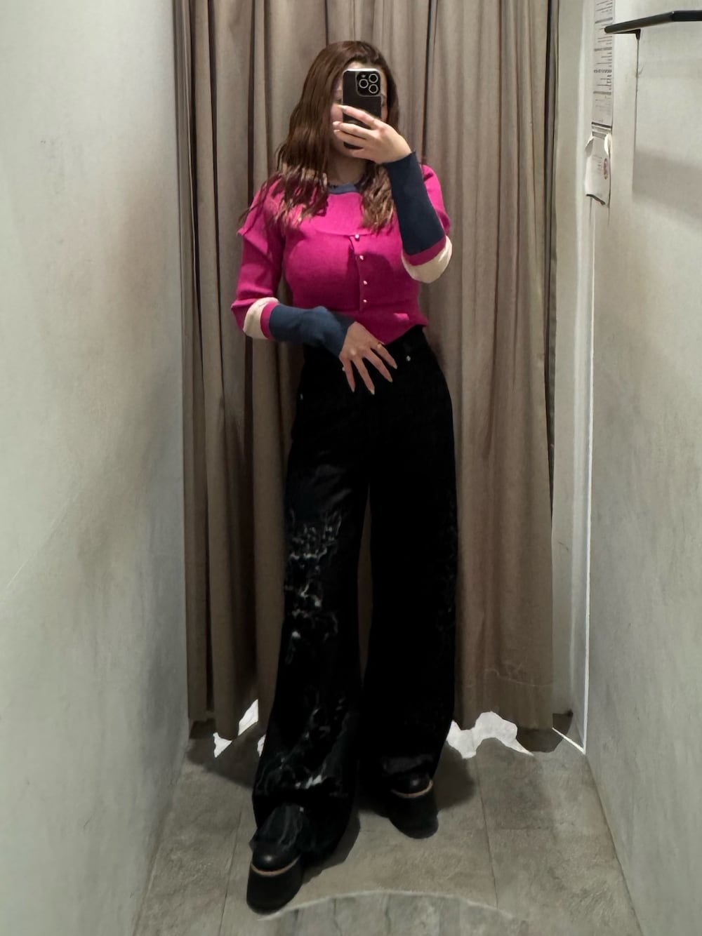 ピンク系のニット/セーター、ブラック系のデニムパンツ、ブラック系のブーツを着用したレディースの冬コーディネートの1枚目の写真