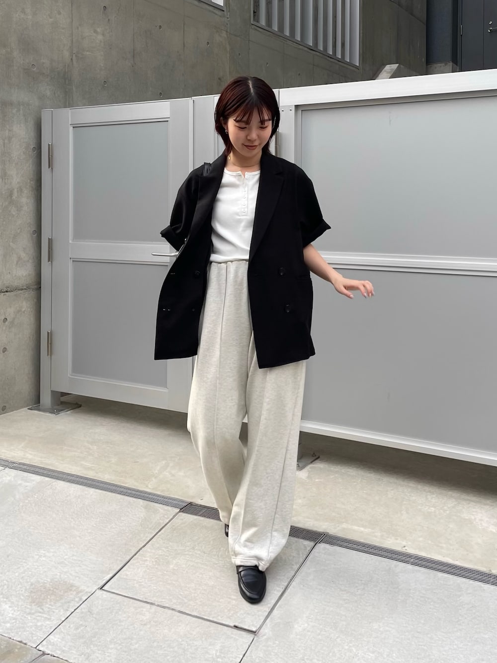 「スウェットパンツ、スウェット、ジャケット、ジャケットスタイル、ジャケットコーデ、ヘンリーネック、骨格ウェーブ」｜「COLONY 2139のテックリネン半袖テーラードジャケット（テーラードジャケット、ブラック系）」を使った、fuyukaさん（レディース・158cm）の夏コーディネートの1枚目の写真