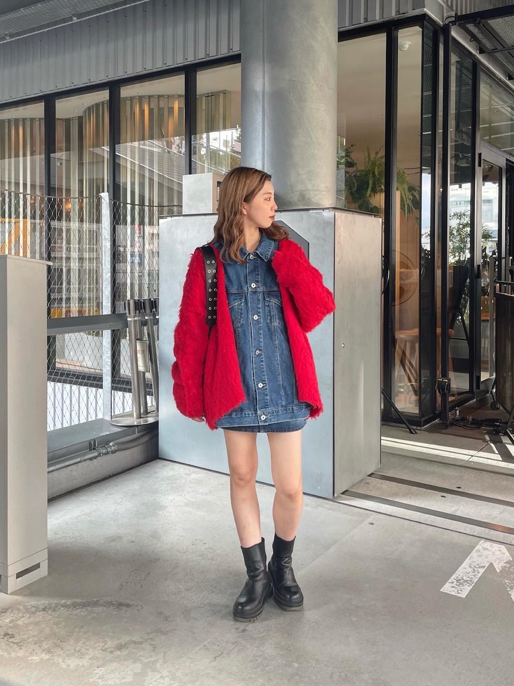 「秋服、秋コーデ、シンプル、オーバーサイズ、デニムジャケット、デニムオンデニム、シャギーカーディガン、シャギーニット、デニムコーデ、ブーツ」｜「COLONY 2139のシャギーVネックビッグカーディガン（カーディガン/ボレロ、レッド系）」を使った、fuyukaさん（レディース・158cm）の秋コーディネートの1枚目の写真