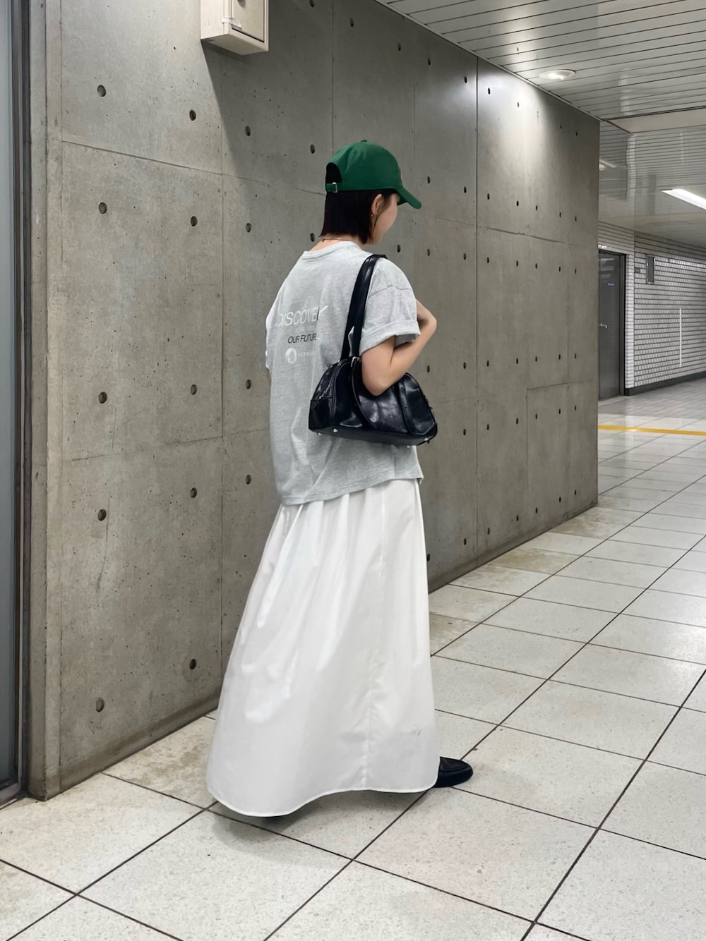 「Tシャツ、ロゴT、ロゴTシャツ、グレーTシャツ、Tシャツコーデ、フレアスカート、白スカート、キャップ、キャップ女子、キャップコーデ、ボストンバッグ、ミニボストン、韓国ファッション、韓国コーデ」｜「COLONY 2139のヴィンテージ合皮ボストンバッグ（ボストンバッグ、ブラック系）」を使った、fuyukaさん（レディース・158cm）の春コーディネートの1枚目の写真