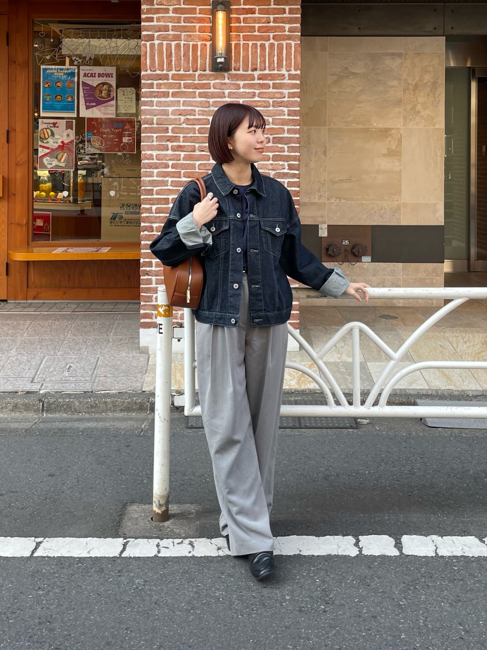 「デニムジャケット、スラックス、タックパンツ、2タックパンツ、ボストンバッグ、デニムコーデ、Gジャン、ネイビー×グレー」｜「COLONY 2139の2タックワイドパンツ（スラックス、グレー系）」を使った、fuyukaさん（レディース・158cm）の春コーディネートの1枚目の写真