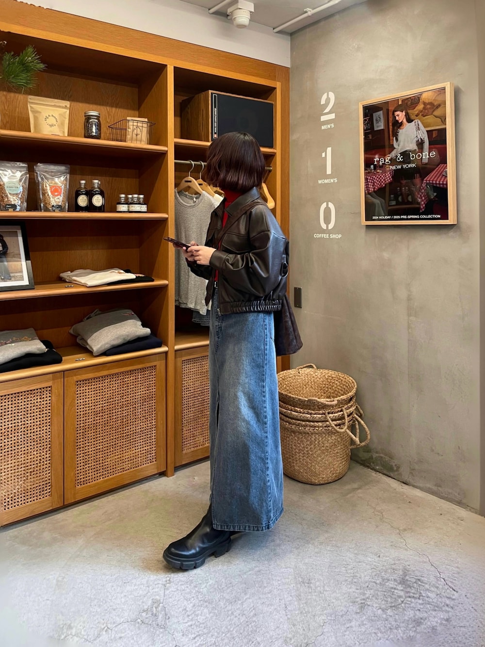 「レザー、レザージャケット、レザーブルゾン、ブラウンコーデ、デニムスカート、タイトスカート、ブーツスタイル、タートルネック、ショートブルゾン」｜「COLONY 2139のフェイクレザーショートブルゾン（ブルゾン、ブラウン系）」を使った、fuyukaさん（レディース・158cm）の冬コーディネートの1枚目の写真