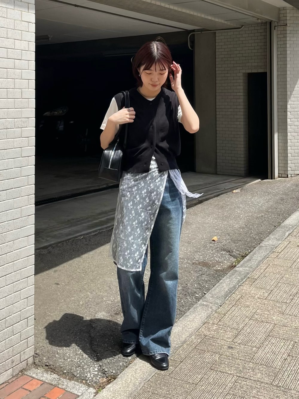 「ベスト、レーススカート、ラップスカート、デニム、デニムパンツ、デニムコーデ、ニットベスト、骨格ウェーブ、韓国ファッション、韓国コーデ、ボストンバッグ」｜「COLONY 2139のルーズストレートデニム（デニムパンツ、ブルー系）」を使った、fuyukaさん（レディース・158cm）の春コーディネートの1枚目の写真